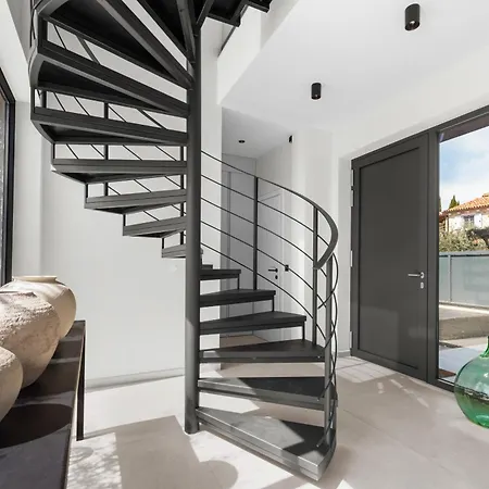 Modern Caruso With Pool In Vabriga * Tar-Vabriga