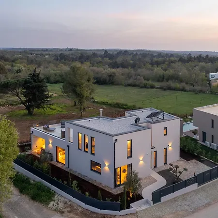 Villa Modern Caruso With Pool In Vabriga *