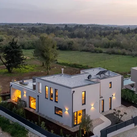 Villa Modern Caruso With Pool In Vabriga